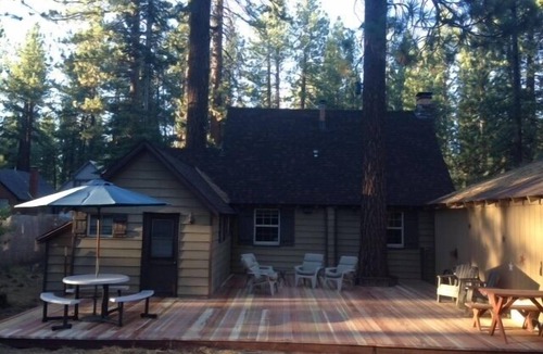 Bijou Pines Cabin | “Naughty but Nice" Knotty-Pine Cabin - Near the LAKE!