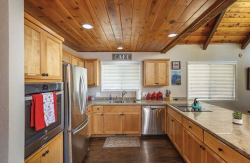 Mariposa Cabin | Near 2 Yosemite Entrances - Hot Tub - Fire Pit - Wood Burning Stove - Pets OK