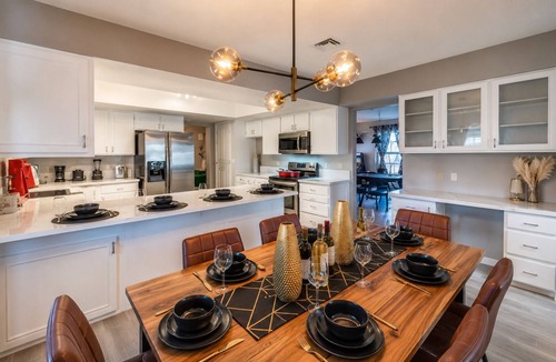 Paradise Villa | Near Convention Center HUGE BACKYARD ONE STORY VILLA BIG POOL STYLISH GAME ROOM