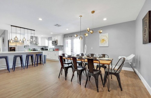 Paradise Villa | Near convention center! Luxury! 6-Bedrooms Modern, Central, big pool & Yard.