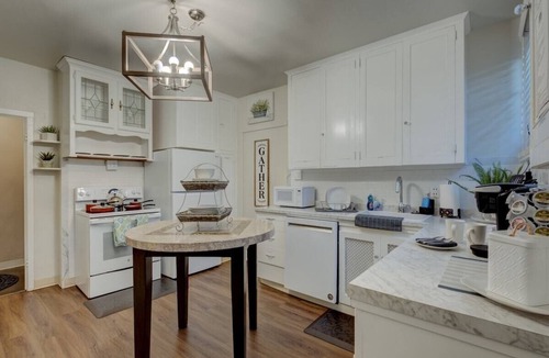 West University House | Near Downtown~Groups~Historic Stone Minerva Estate