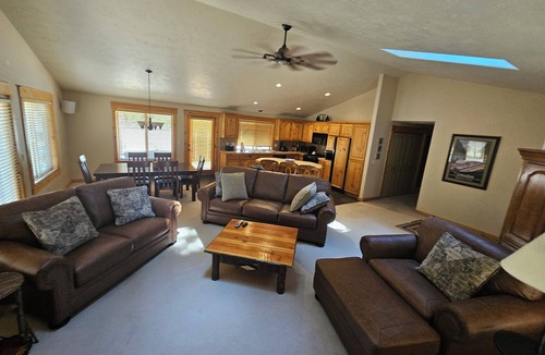 Sunriver House | Near Fort Rock Park, Fast Wifi, Bikes, Ping Pong, Hot Tub! 8 Sharc Passes