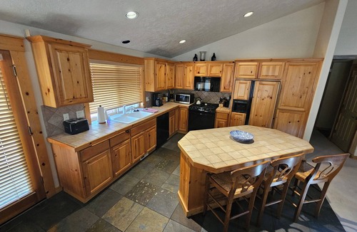 Sunriver House | Near Fort Rock Park, Fast Wifi, Bikes, Ping Pong, Hot Tub! 8 Sharc Passes
