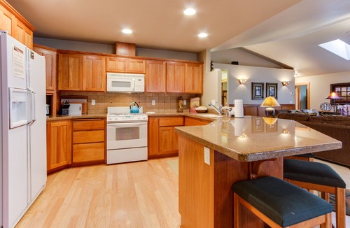 Sunriver House | Near Fort Rock Park with SHARC Passes & Private Hot Tub