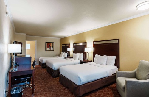 Ukiah Hotel | Near Lake Mendocino + Free Breakfast. Pool.