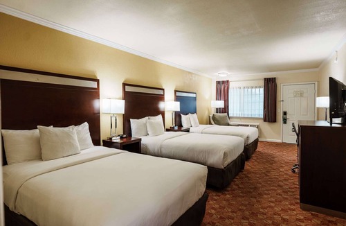 Ukiah Hotel | Near Lake Mendocino + Free Breakfast. Pool.