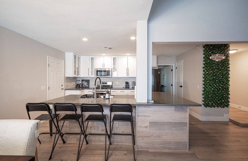 Paradise House | Near Las Vegas Strip House w/ beautiful Pool, Jacuzzi, BBQ, large TVs