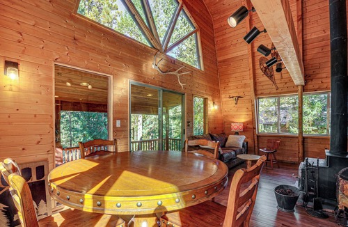 Duck Creek Village Cottage | Near National Parks: Duck Creek Cabin Retreat