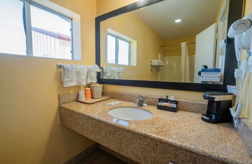 Ukiah Hotel | Near Nelson Family Vineyards + Breakfast. Pool.