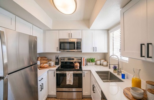 Cox Heights Apartment | Near Old Town | Pool+Gym+Balcony+Parking+WiFi+WD