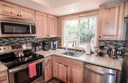 Mount Hood Village Cabin | Near Sandy River~ Hot Tub, King Bed, XBOX, Game Room, BBQ, Family Friendly