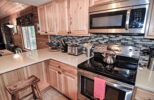 Mount Hood Village Cabin | Near Sandy River~ Hot Tub, King Bed, XBOX, Game Room, BBQ, Family Friendly