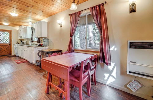 Pla-Vada Woodlands Cabin | Near Slopes, Donner Lake & Trails! Woodsy Retreat