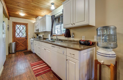 Pla-Vada Woodlands Cabin | Near Slopes, Donner Lake & Trails! Woodsy Retreat