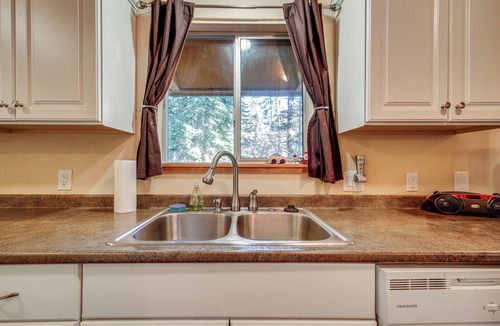 Pla-Vada Woodlands Cabin | Near Slopes, Donner Lake & Trails! Woodsy Retreat