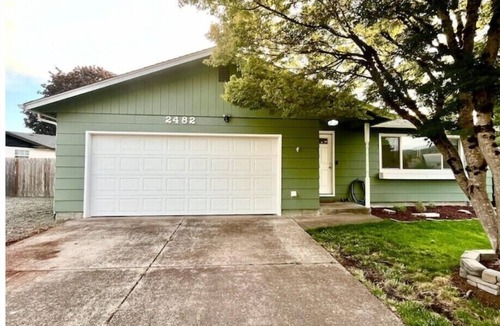 Springfield House | Near U of O, pets welcome!