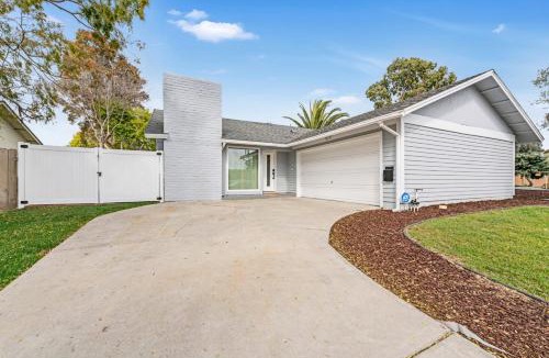 Bay Ho House | Neat Retreat w Hot Tub Near Beach and Downtown