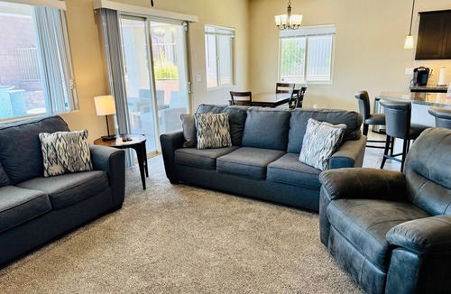 Mesquite House | Nevada Nights Villa by Mesquite Vacation Rentals with Putting Green & Pool!