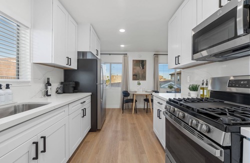 Normal Heights Apartment | *NEW*1Bd/Bth King Bed Firepit Work Space Garage