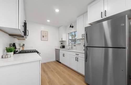 Normal Heights Apartment | *NEW*1Bd/Bth King Bed Firepit Work Space Garage