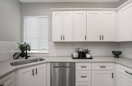 South Central House | New 2 Bd Luxury Townhouse- King Bed, Downtown, near Hospital, Close to Wineries