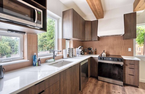 Kerns House | New 2BR Luxury Stay Walkable Best Location