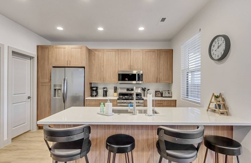 Santa Clara House | New 3 BR 3bath Townhouse with sunset views and heated pool EV Friendly