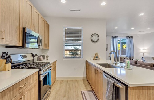 Santa Clara House | New 3 BR 3bath Townhouse with sunset views and heated pool EV Friendly