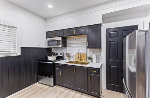 Lincoln Park House | New! 5BR: Pool Table, Gym, Fire Pit & Wi-Fi