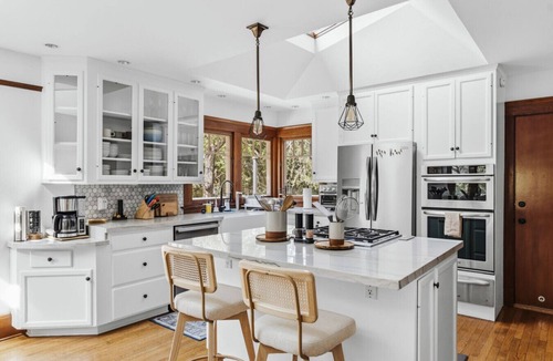 Mission Hills House | New 6 bed Mission Hills Home |Huge Deck and Spa