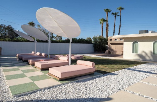 Winchester House | New 7 BDR Iconic Designer Home 2 minutes from Strip