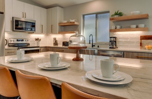 Y Area House | NEW! AC, Hot Tub, Grill, Newly Built, Open Floor Plan, Wifi, 3 of 6 – Emerald Bay Oasis