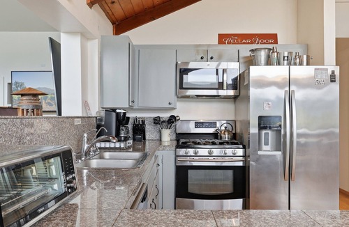 Geyserville Villa | NEW! Adventure Alexander Valley Lodge with Pool & Hot tub