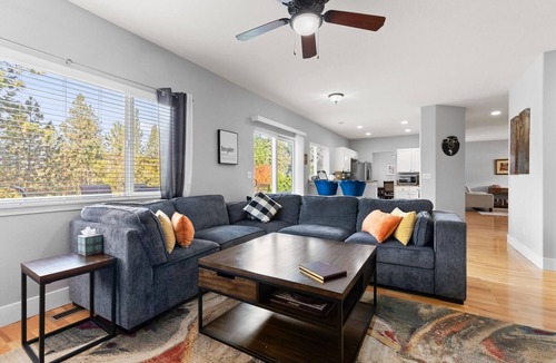 Southern Crossing House | New! Beautiful 5 Bedroom Retreat | Hot Tub | Backyard