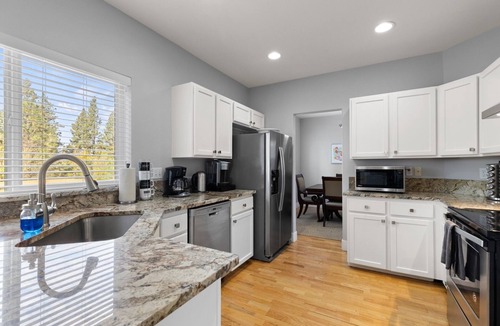 Southern Crossing House | New! Beautiful 5 Bedroom Retreat | Hot Tub | Backyard