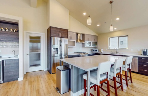 Tahoe Keys House | New-Build Tahoe Keys Haven with Pool Table, Decks & Mountain Views - Near Beach