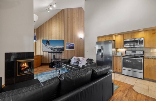 Century West Condo | New! Cozy Bend Escape | Hot Tub | Forest Views
