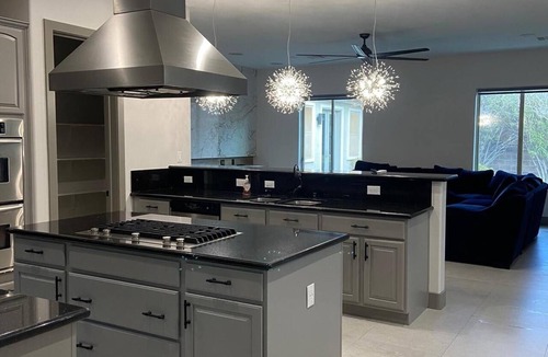 Silverado Ranch House | NEW Custom 5 bedroom w/casita, chefs kitchen, 10min from Strip