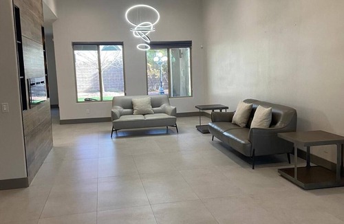 Silverado Ranch House | NEW Custom 5 bedroom w/casita, chefs kitchen, 10min from Strip