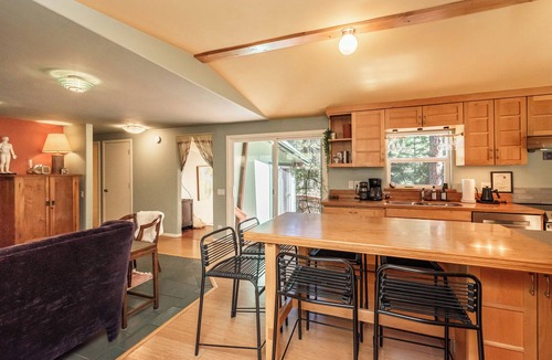 Cedar Ridge House | NEW Family Friendly Quiet Creekside 4 BR Hot Tub Sauna Firepit Theater Big Yard