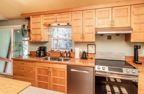 Cedar Ridge House | NEW Family Friendly Quiet Creekside 4 BR Hot Tub Sauna Firepit Theater Big Yard
