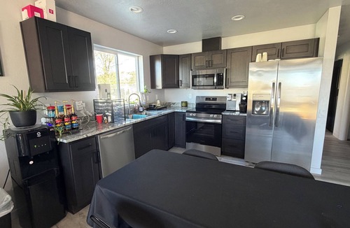 Altamont House | New Furnished 3+ Bedroom House Free WiFi-Parking close to Downtown & Crater Lake