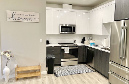 Lincoln Apartment | New Guest Suite 2br/1bth in DT Vancouver - pet friendly
