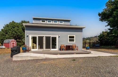 Cleone House | New Home- Minutes from Beach Foosball & Yard