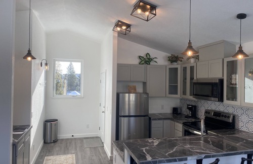 Mount Shasta Apartment | New hot tub in apartment close to everything outdoors