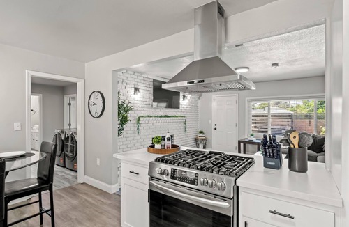 Raisin House | New Hot Tub! Pool, Arcade Games, BBQ, Fire Pit! 5 Bed:3 Bath