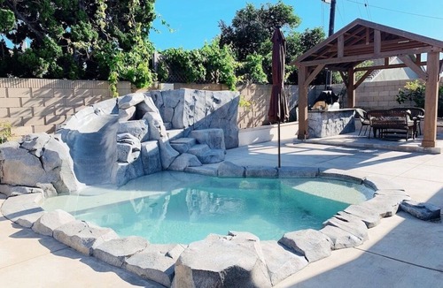 Westminster House | NEW HOUSE 4BE/2BA, cute POOL/SPA with slide NEAR BEACH, DISNEYLAND FOR 12!