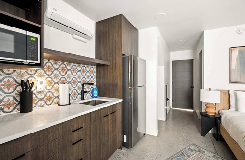 Kerns Apartment | New Kerns Studio Prime Spot Walkable Area