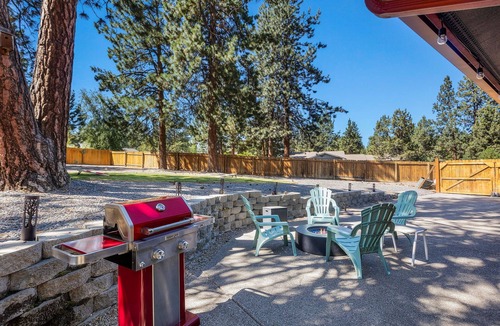 Southeast Bend House | New Listing! Bend Home ~ Hot Tub ~ Dog Friendly