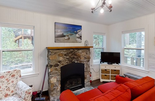 Tahoma House | New listing! Efficient home away w/ spacious deck & full kitchen - dogs ok!